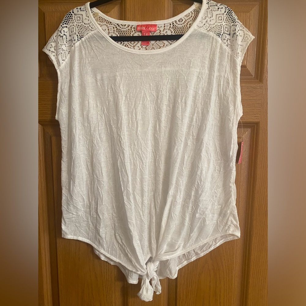 NWT Mix & Co. White crocheted lace back with tie front t-shirt. Sz. 1X.